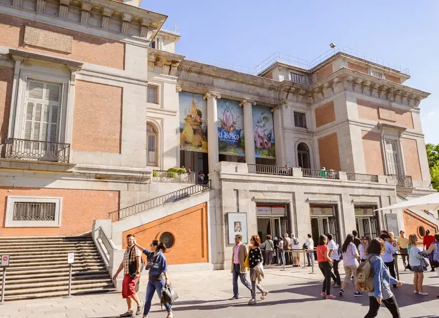 12 фотографов в музее Прадо