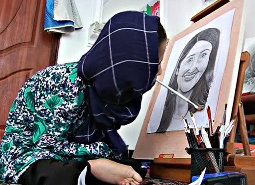 Художница-инвалид пишет картины одной ногой