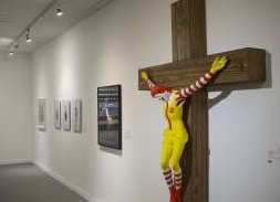 Беспорядки в Хайфе: арабов-христиан возмутил распятый клоун